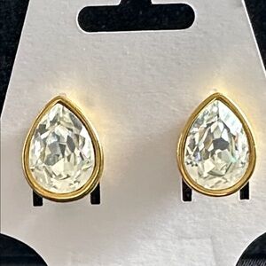 Vintage Trifari EUC pear shaped crystal pierced earrings. Bezel set in goldtone